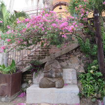 Old stone statue at entrance to Gringo Gulch